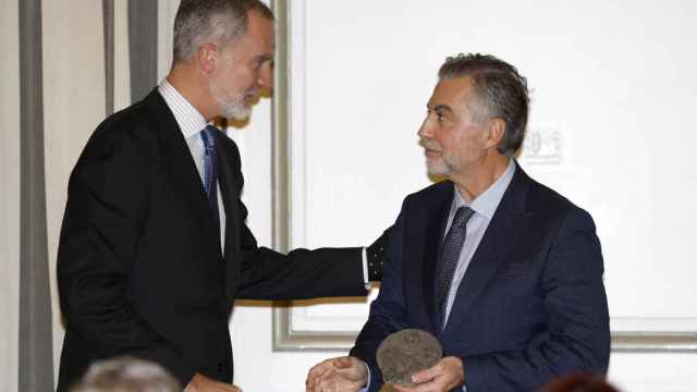 Felipe VI entrega al periodista Carlos Alsina el galardón del premio periodístico 'Francisco Cerecedo'.