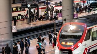 Varias personas en el andén de la estación de Puerta de Atocha-Almudena Grandes.