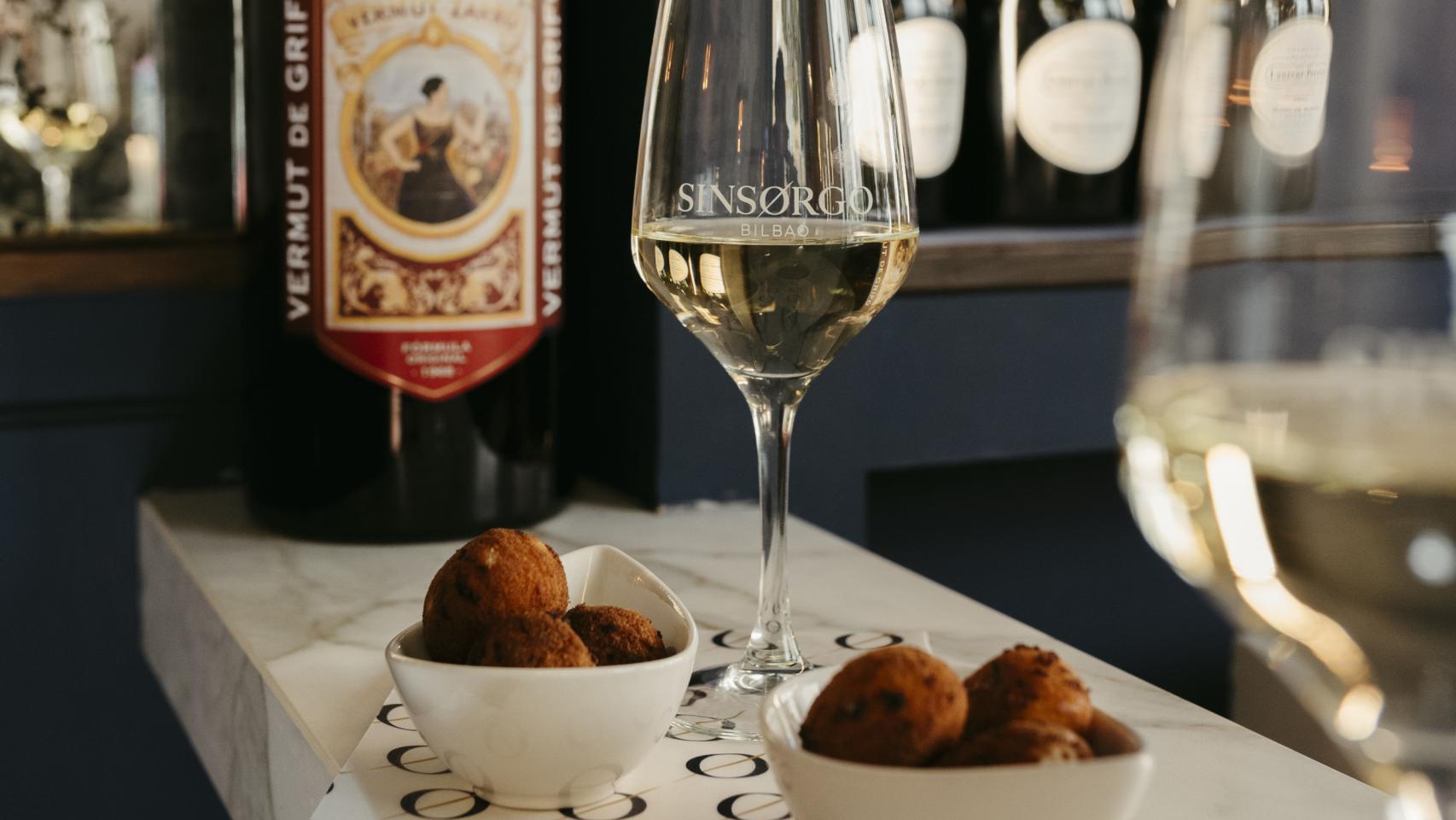 Sinsorgo es la nueva barra de pintxos vascos en pleno centro de Madrid especializado en vino, vermú y croquetas.