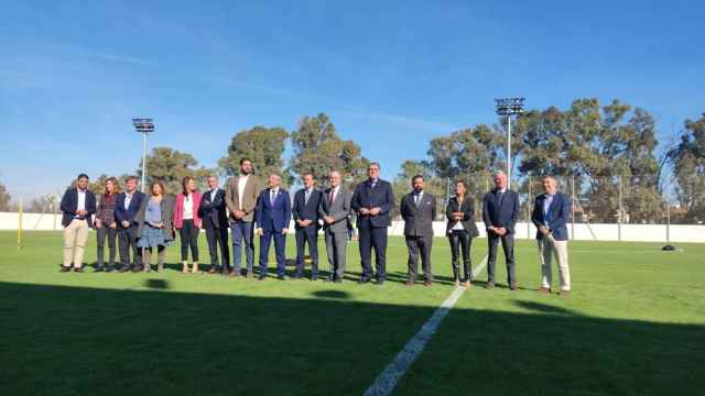 Las autoridades institucionales, sobre el césped de uno de los campos de la nueva ciudad deportiva del Málaga C. F.