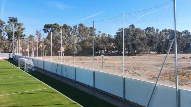 Imagen de uno de los campos de fútbol de la nueva ciudad deportiva del Málaga C. F. y, al fondo, los terrenos del futuro parque metropolitano de Arraijanal.