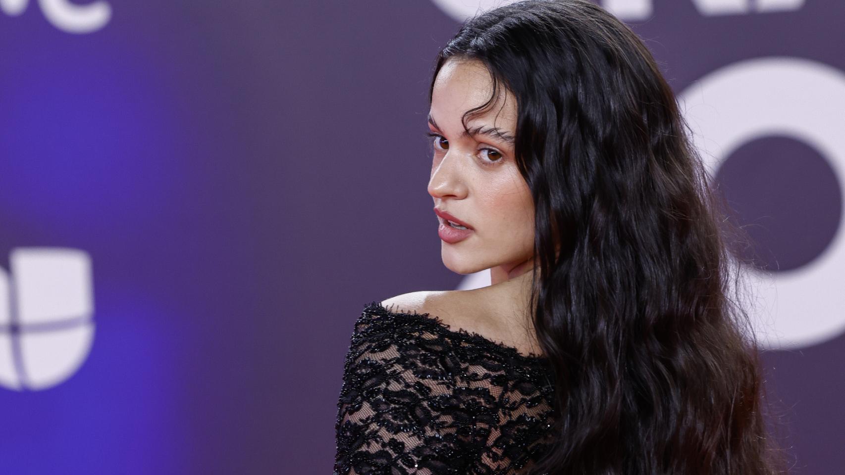 Rosalía en la alfombra roja de los Grammy Latinos 2023