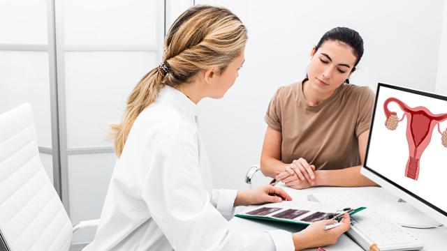 Una doctora junto a su paciente, explicando la variedad de anticonceptivos que existen.