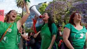 Activistas por el derecho al aborto acuden a una protesta por el 25N en la ciudad de Buenos Aires.