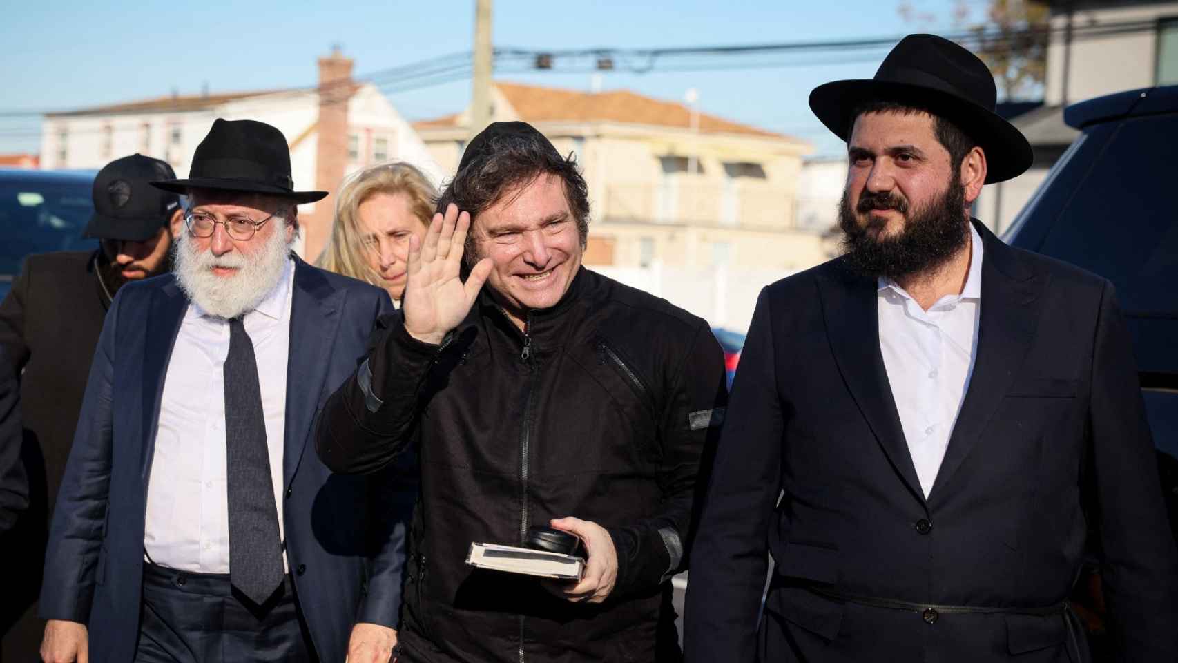 El presidente argentino, Javier Milei, visita visita el lugar de descanso del Rebe Lubavitcher, el rabino Menachem M. Schneerson en Queens, Nueva York.