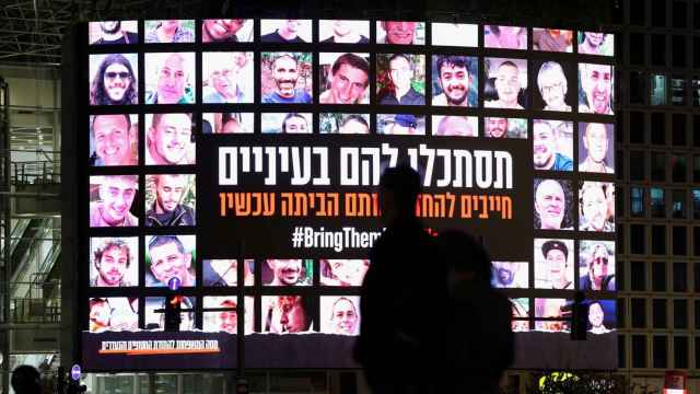 Una pantalla de Tel Aviv muestra imágenes de los rehenes en poder de Hamás.