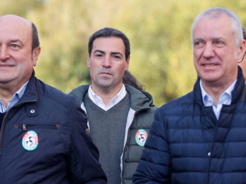 El nuevo candidato del PNV a lehendakari, Imanol Pradales, franqueado por Andoni Ortuzar e Iñigo Urkullu.