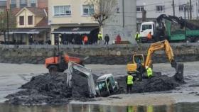 Se hunde una excavadora en las tareas de dragado de la ría de O Burgo en Culleredo (A Coruña)