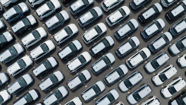 Vista aérea de coches recién fabricados.