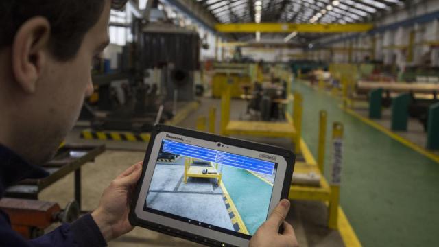 Investigadores en las instalaciones de Navantia