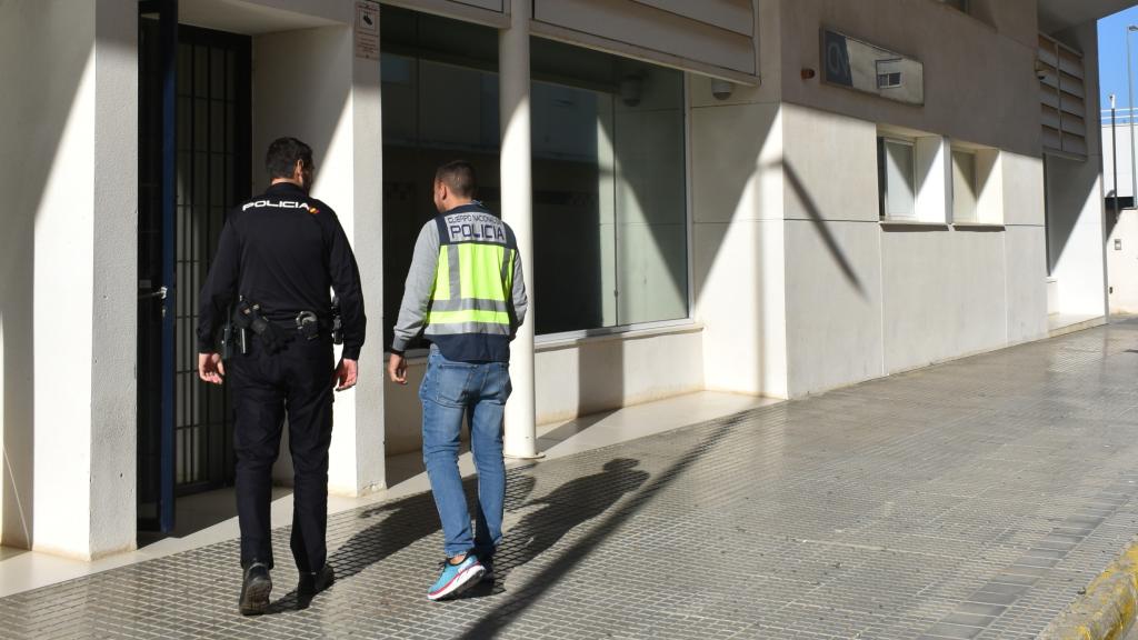 Policía Nacional a las puertas de una comisaría.