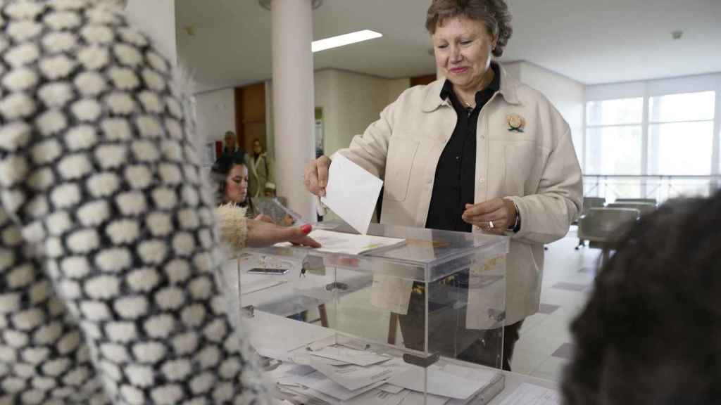 La alcaldesa de Castro Caldelas y candidata del PSOE a la reelección, Sara Inés Vega, votando este domingo.