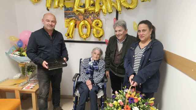 Concha junto al alcalde de Covelo, Pablo Castillo; la concejala María Valiño y el exedil José María Vázquez.