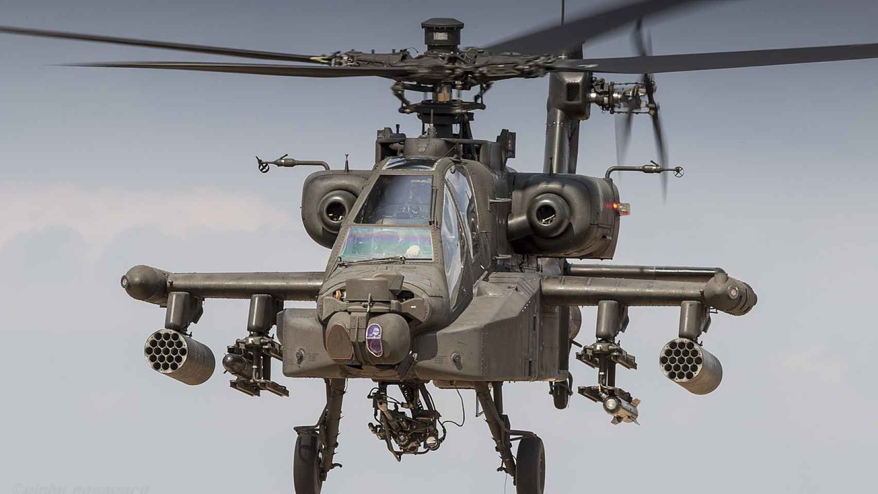 Frontal de un Boeing Apache AH-64