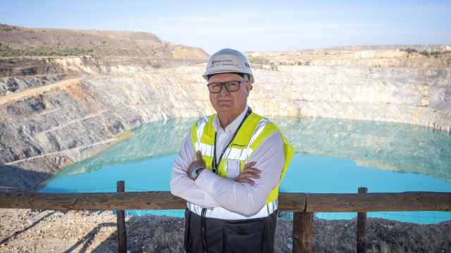 Miguel Ángel González, director de operaciones de Minera Los Frailes, ante la corta de la que se extraerán los minerales.