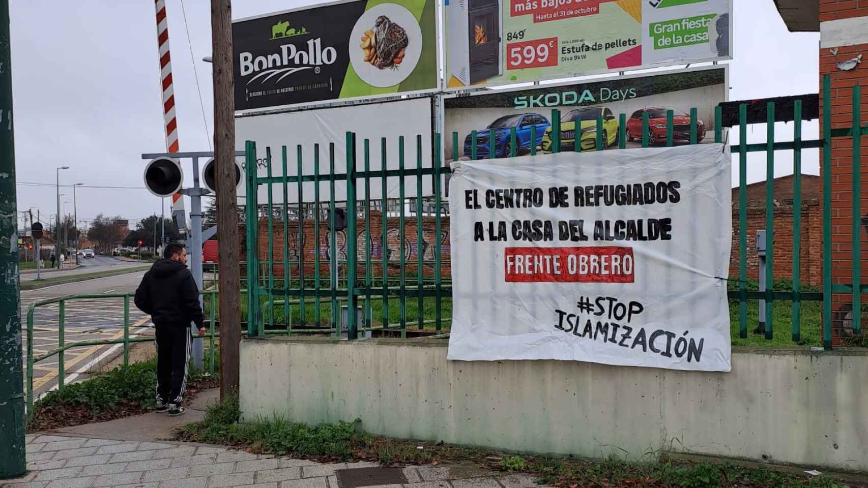 Pancarta del Frente Obrero contra el centro de refugiados de Valladolid