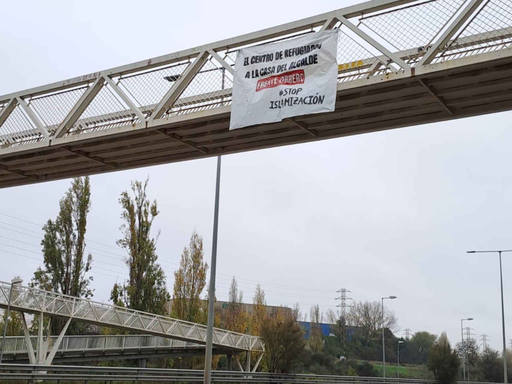 Pancarta del Frente Obrero contra el centro de refugiados de Valladolid