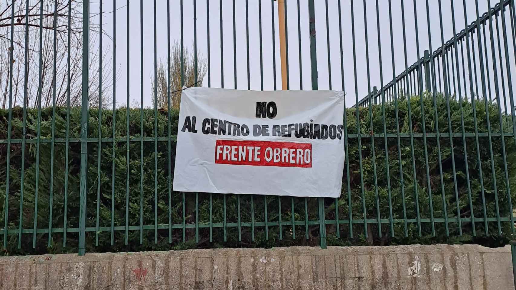 Pancarta del Frente Obrero contra el centro de refugiados