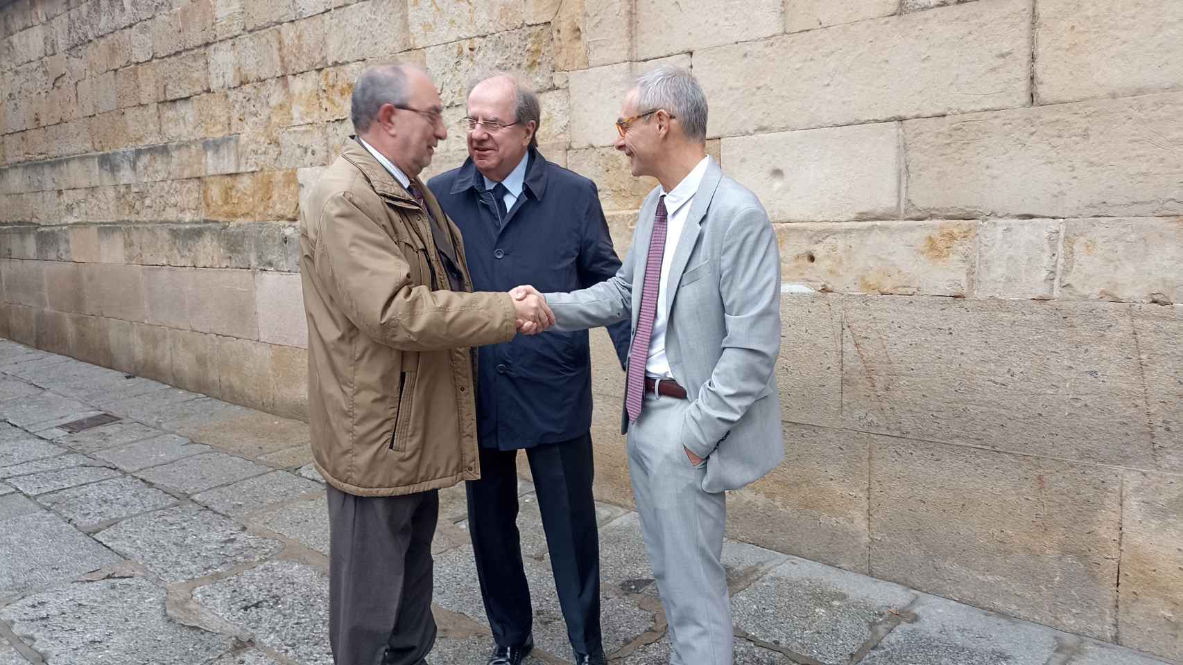 Dionisio Llamazares, Juan Vicente Herrera y Ricardo Rivero, a la puerta del Edificio Histórico de la Universidad de Salamanca