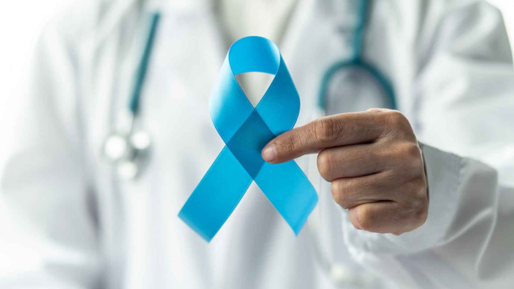 La cinta azul simboliza la concienciación sobre el cáncer de próstata.
