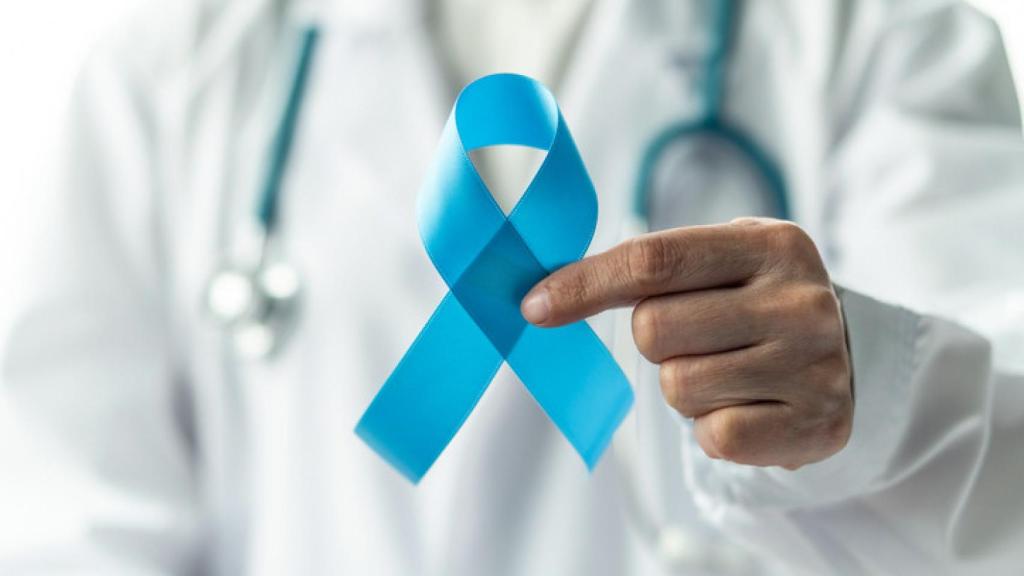 La cinta azul simboliza la concienciación sobre el cáncer de próstata.