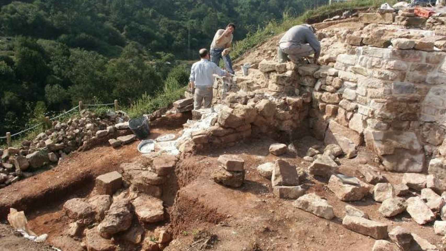 Labores de excavación en las murallas del castillo