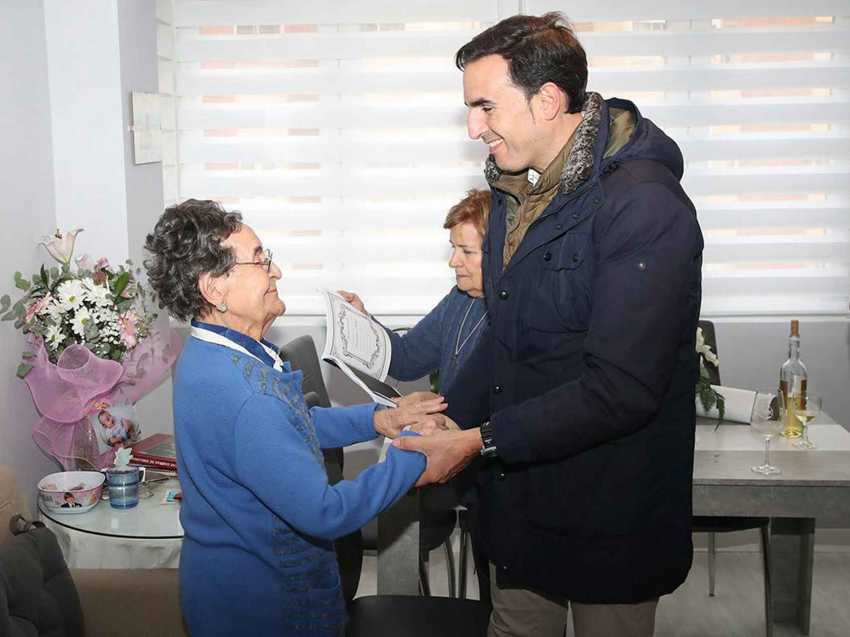 Emiiliana junto al alcalde de Medina del Campo, Guzmán Gómez