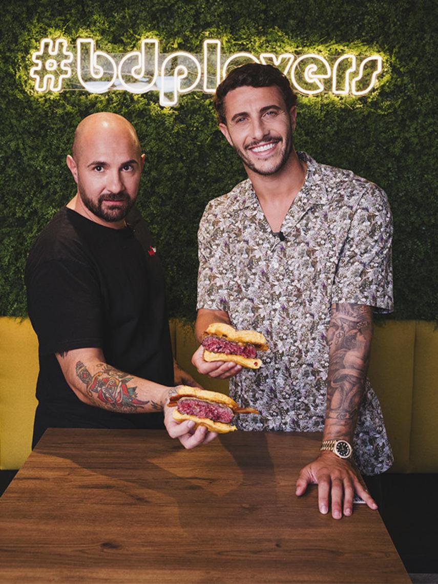 Pedro Francés de BDP y el futbolista Mario Hermoso muestran la nueva burger.