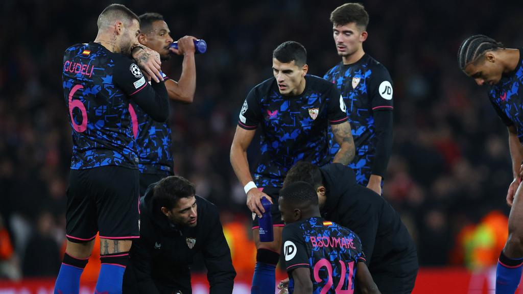 Los jugadores del Sevilla, durante un instante del partido frente al Arsenal en la Champions League.