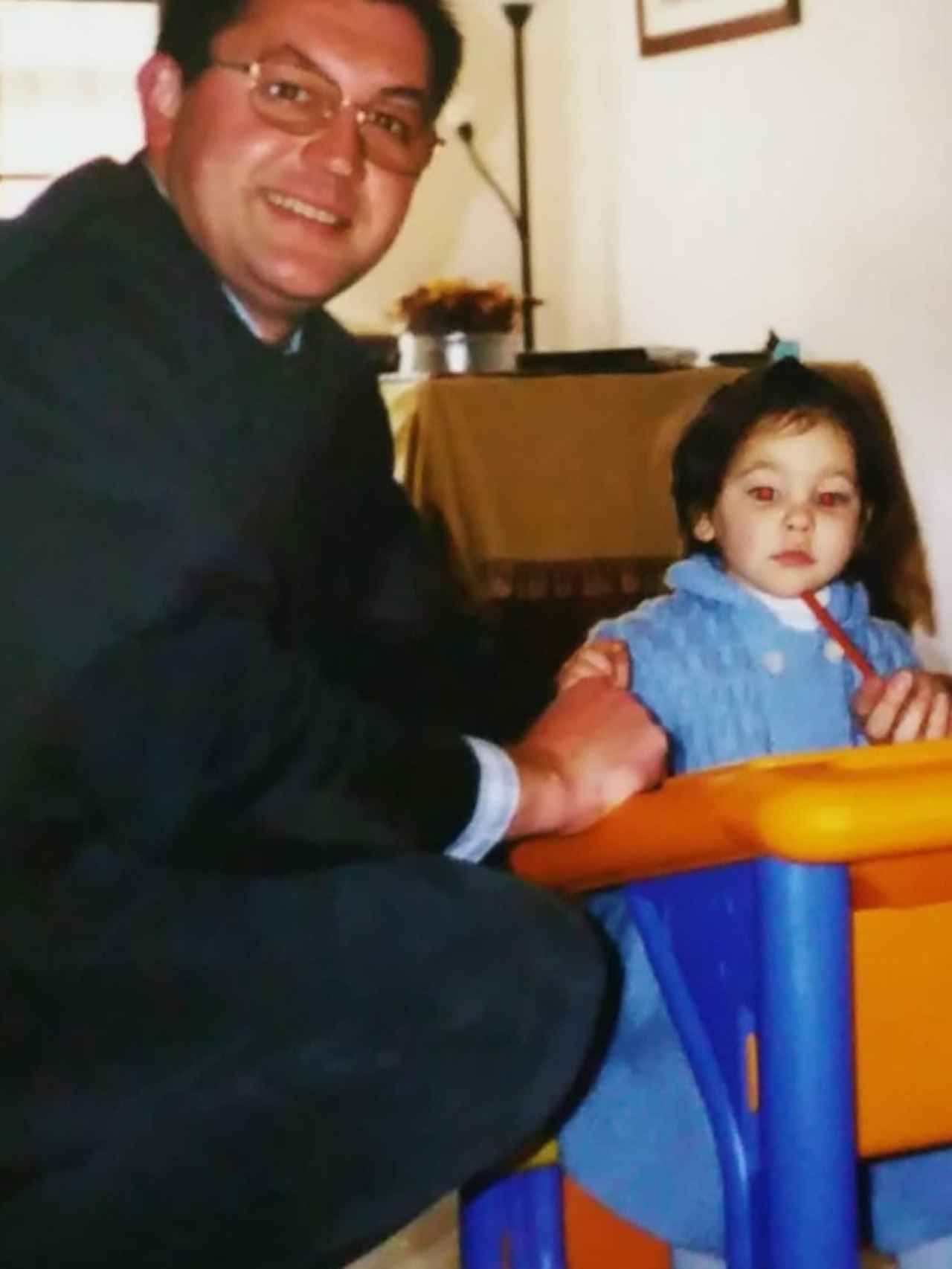 Antonio Buza junto a su hija Ana de pequeña