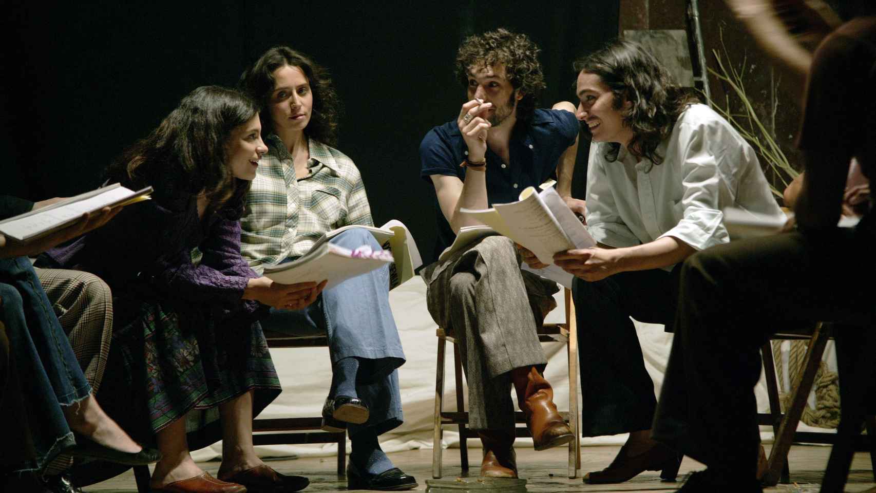 Inés (Irene Visedo) prepara una función de teatro junto a sus compañeros de reparto.