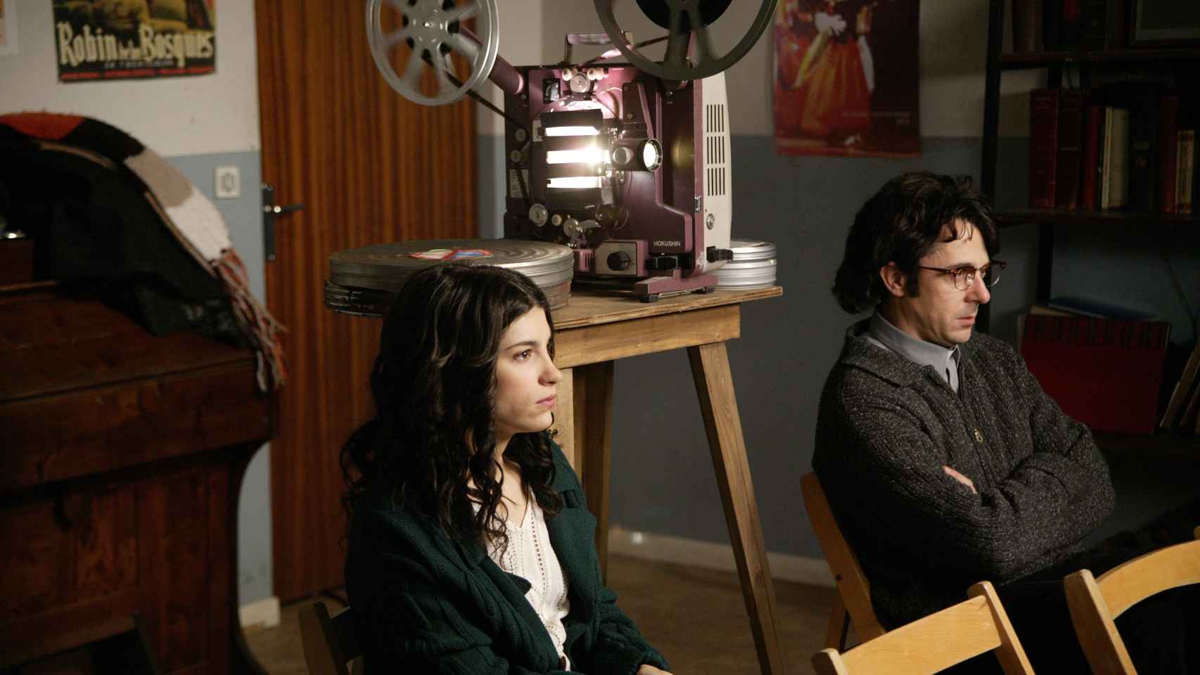 Inés (Irene Visedo) y Eugenio (Pere Ponce) viendo una película en la parroquia del barrio de San Genaro.
