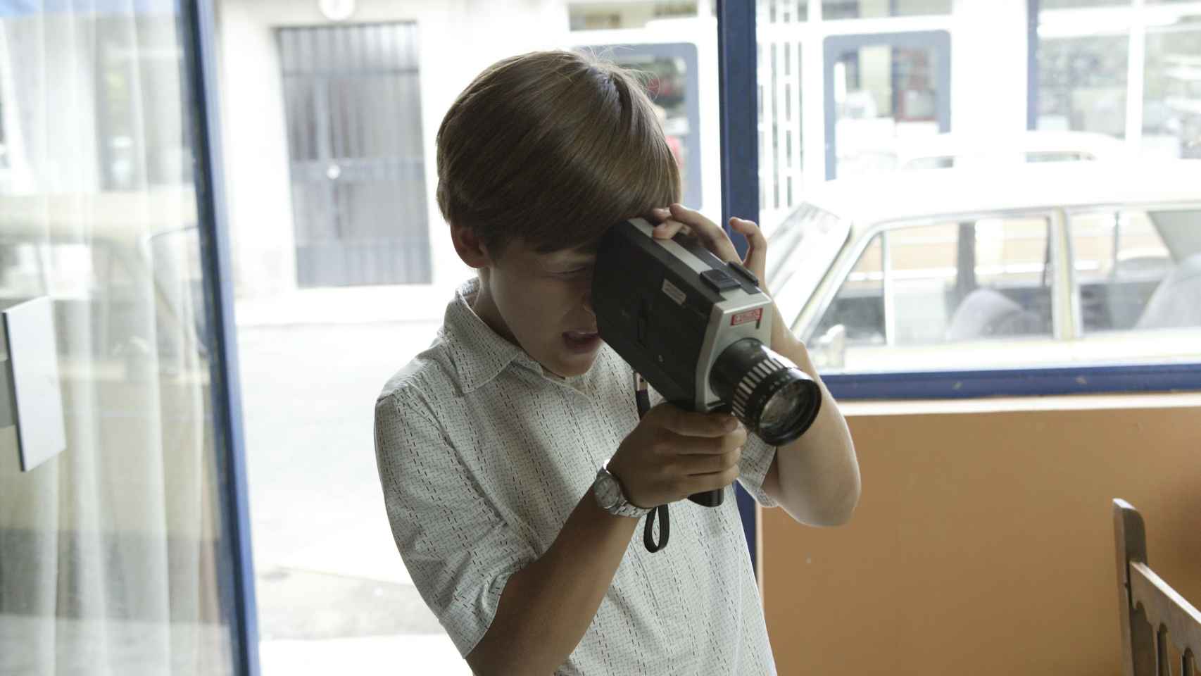 Carlos (Ricardo Gómez) con una cámara Super 8
