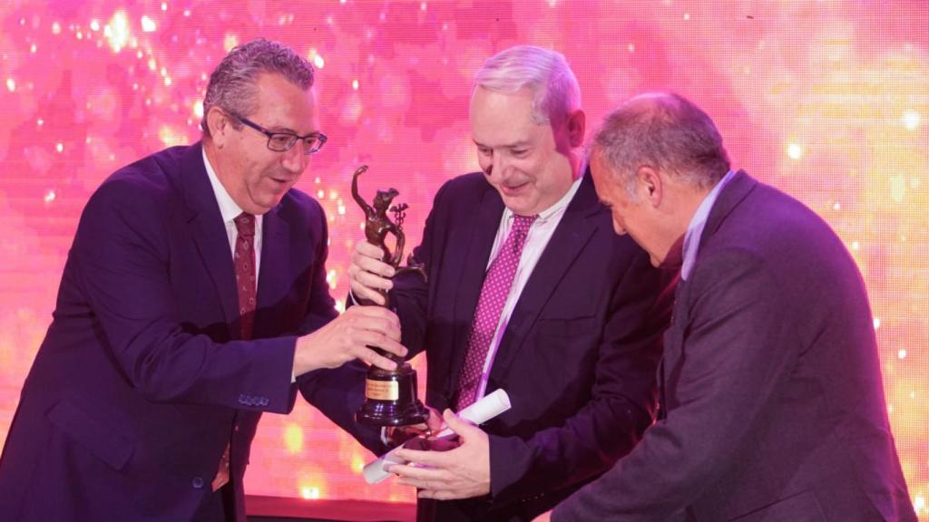 El presidente de la Diputación de Alicante, Toni Pérez, haciendo entrega de uno de los premios de la Noche de la Economía Alicantina.