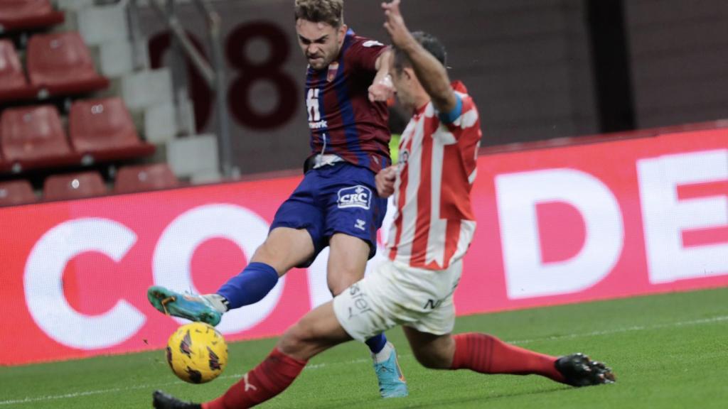 Dos jugadores disputando el balón.