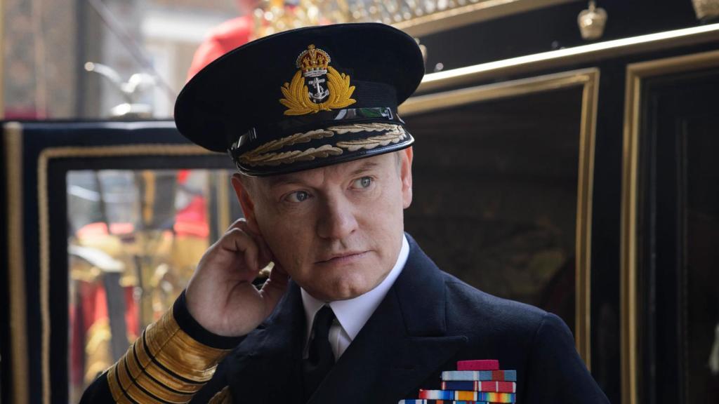 Jared Harris defiende 'The Crown' de las críticas: A la Familia Real le encantaría la serie porque les humaniza