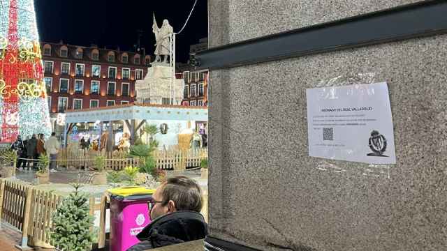Imagen de uno de los carteles pegados en la Plaza Mayor de Valladolid.