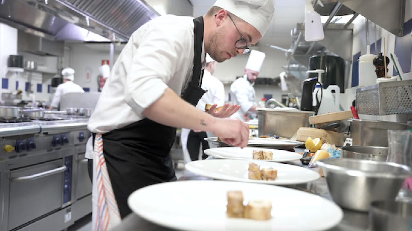 Raúl Campillo, ganador de la pasada edición, preparando su plato en la final del Premio Promesas 2023