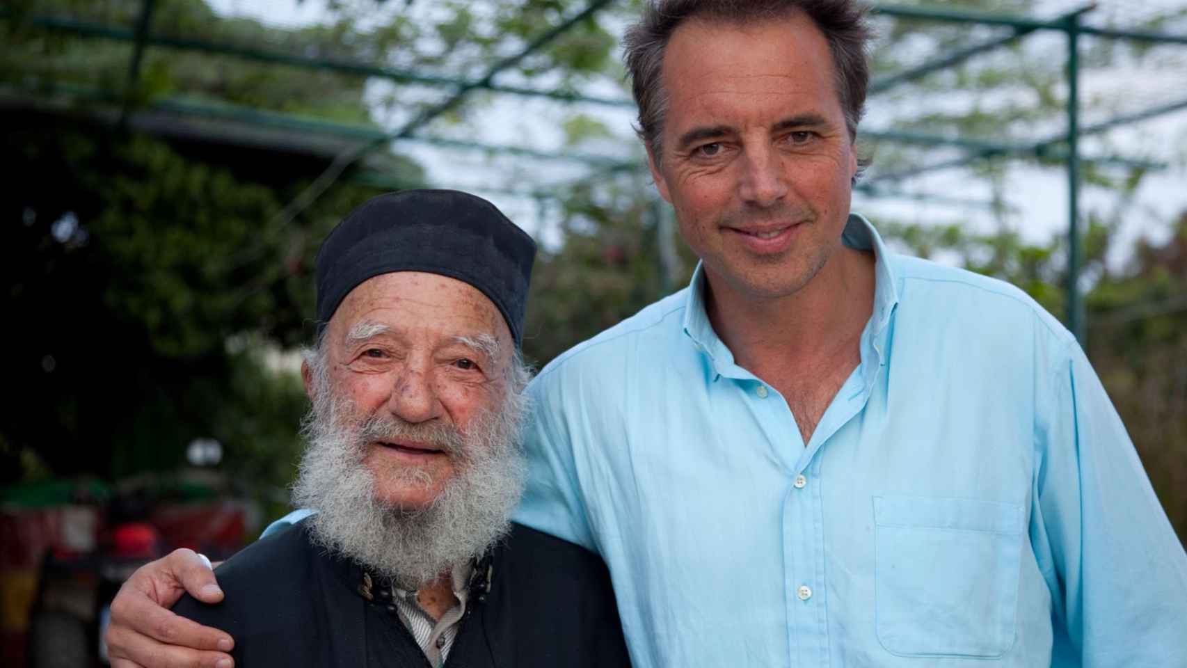 Dan Buettner junto a un centenario de la isla griega de Ikaria. Bluezones.com