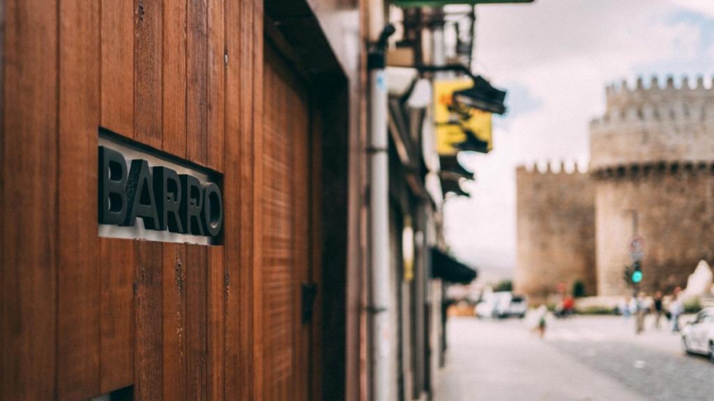 La entrada a Barro con la muralla de Ávila al fondo