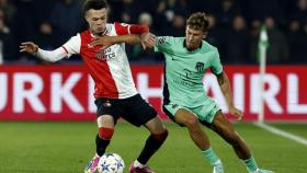 Marcos Llorente pelea un balón con un rival