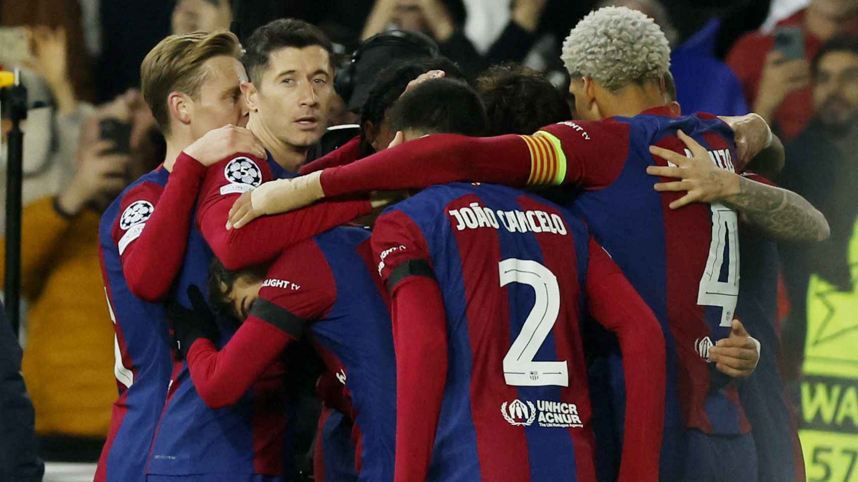 Los jugadores del Barça celebran el gol de Joao Félix.