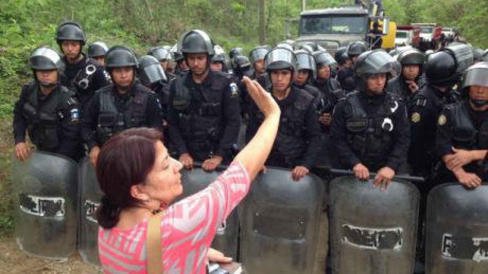 Yolanda Oquelí, exiliada en España desde 2018, se interpone entre la Policía Nacional y la entrada de una mina en San José del Golfo (Guatemala).