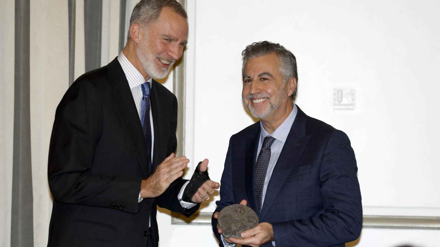 El rey Felipe VI entrega el Premio de Periodismo Francisco Cerecedo a Carlos Alsina.