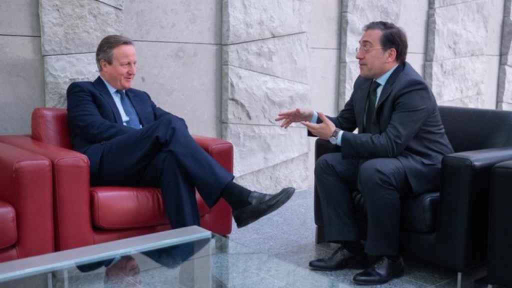 José Manuel Albares y David Cameron, durante su última reunión en Bruselas