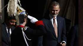 El Rey Felipe VI, este martes, a su salida de la Lonja de Valencia donde ha hecho entrega de los Premios Rei Jaume I.