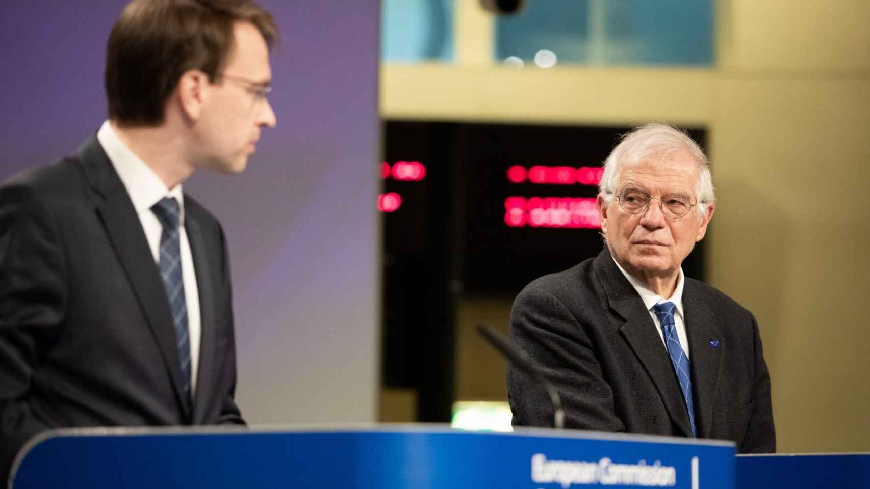 Peter Stano, portavoz de Exteriores de la Comisión Europea, junto a Josep Borrell, Alto Representante de la UE.