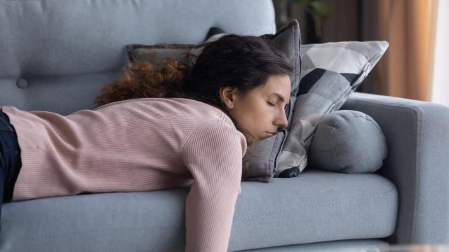 Imagen de una mujer tirada en el sofá