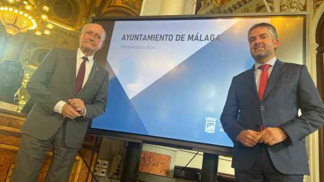 Francisco de la Torre y Carlos Conde, este martes en la presentación del Presupuesto del Ayuntamiento de Málaga para 2024.