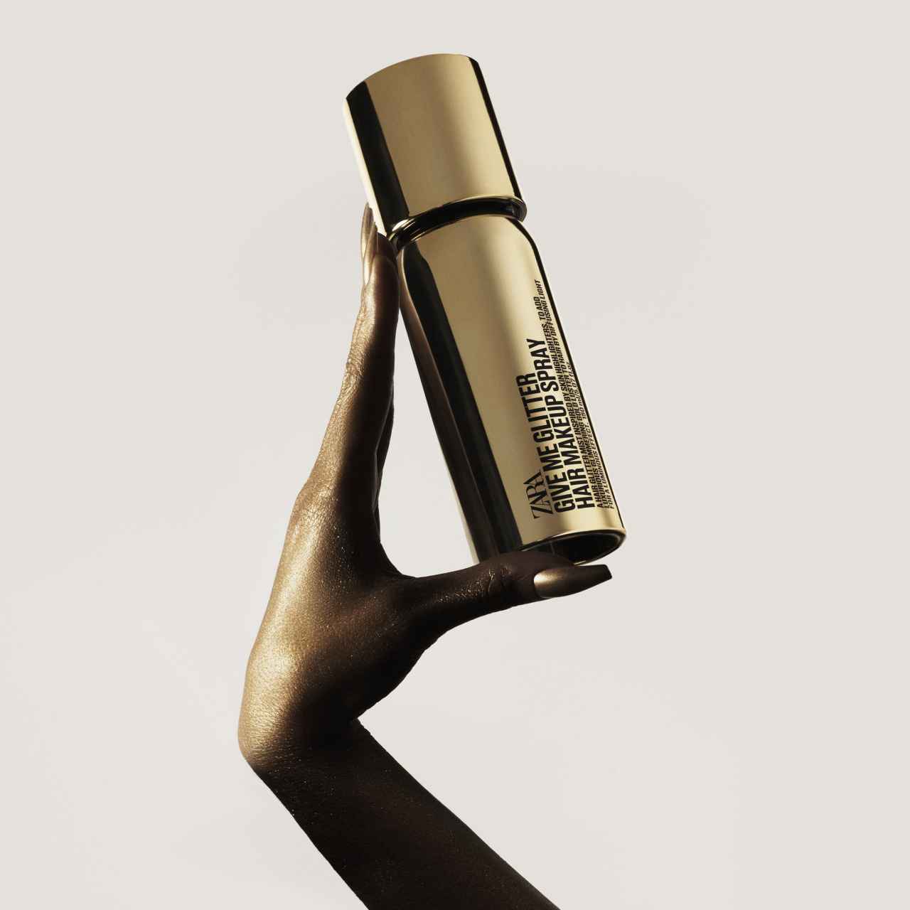 Detalle del Spray Gold Glitter, de Zara.